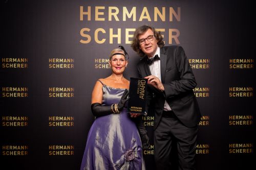 Grit Halal empfängt die Ehrung durch Hermann Scherer